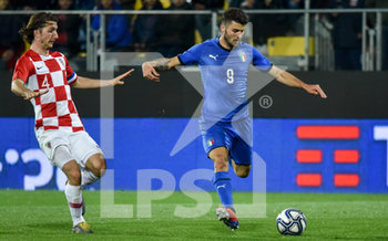 2019-03-25 - Cutrone avanza palla al piede tallonato da Sunjic - ITALIA VS CROAZIA U21 2-2 - FRIENDLY MATCH - SOCCER